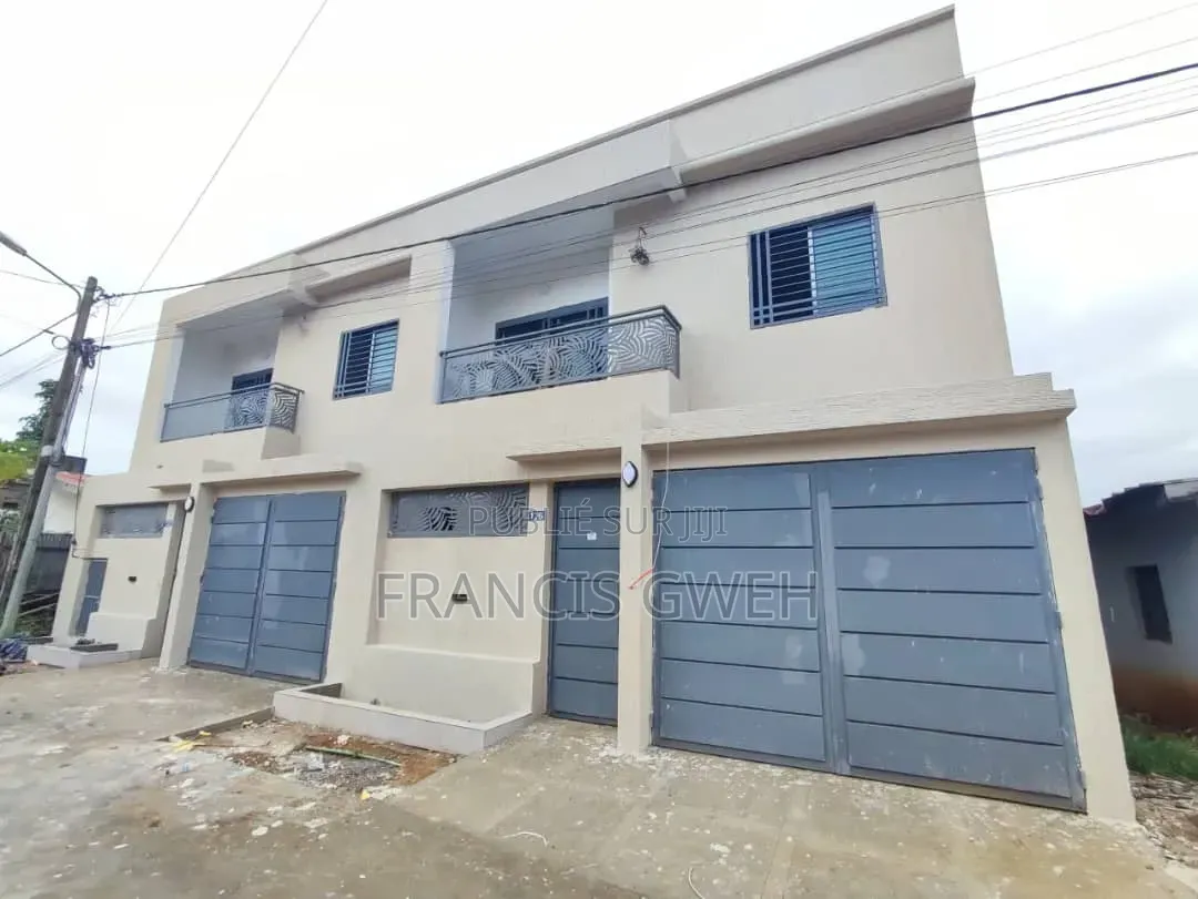 3chbre Duplex dans Francis Gweh, Cocody à Louer