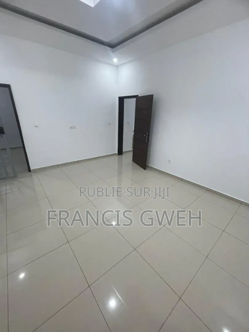 3chbre Duplex dans Francis Gweh, Cocody à Louer