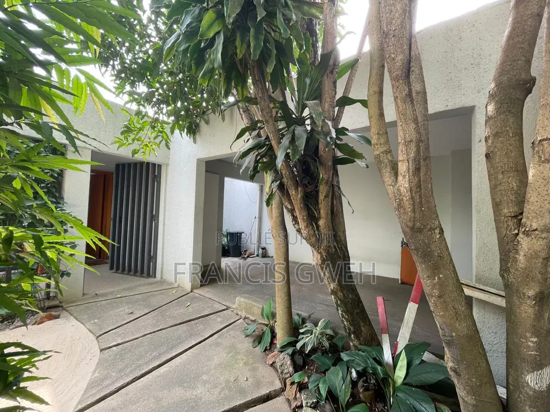3chbre Villa dans Francis Gweh, Cocody à Louer