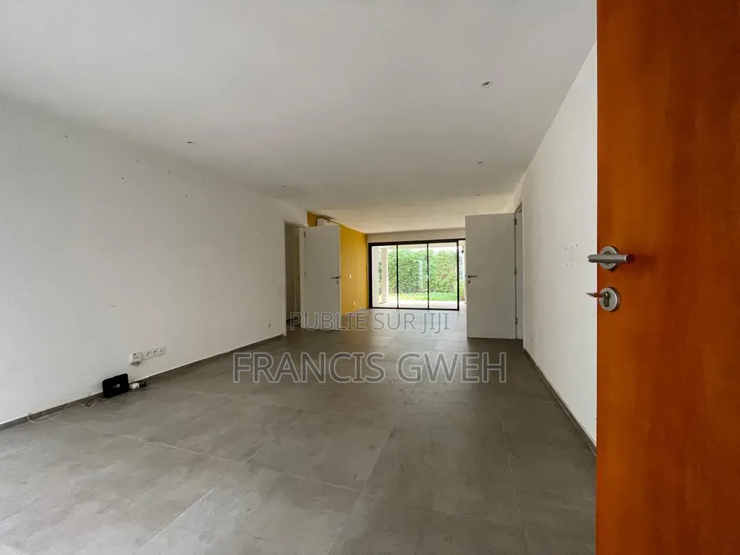 3chbre Villa dans Francis Gweh, Cocody à Louer