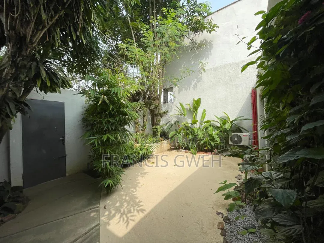 3chbre Villa dans Francis Gweh, Cocody à Louer