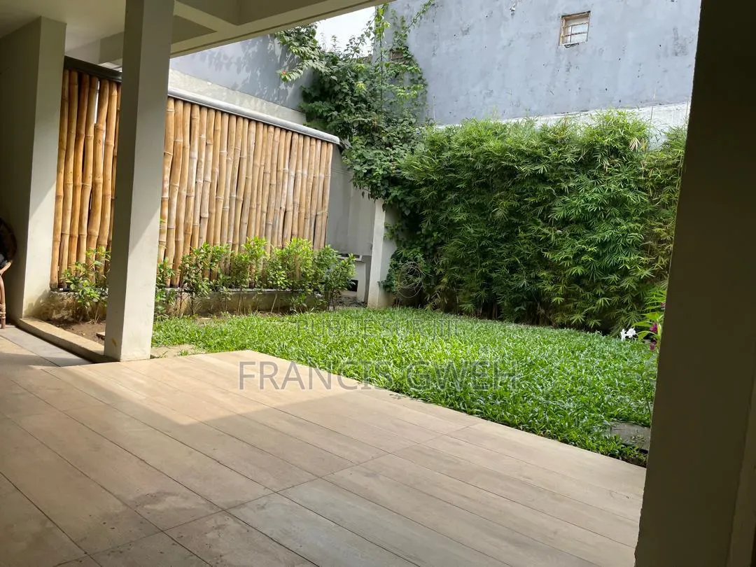 3chbre Villa dans Francis Gweh, Cocody à Louer