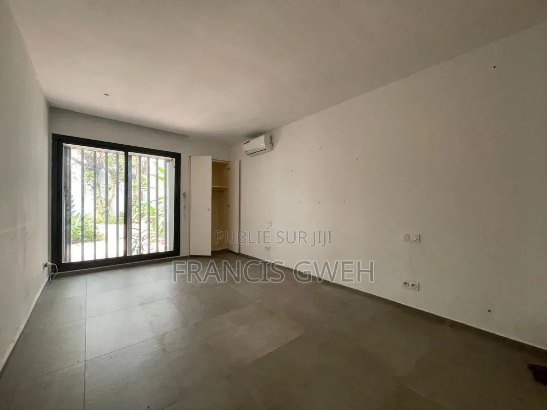 3chbre Villa dans Francis Gweh, Cocody à Louer