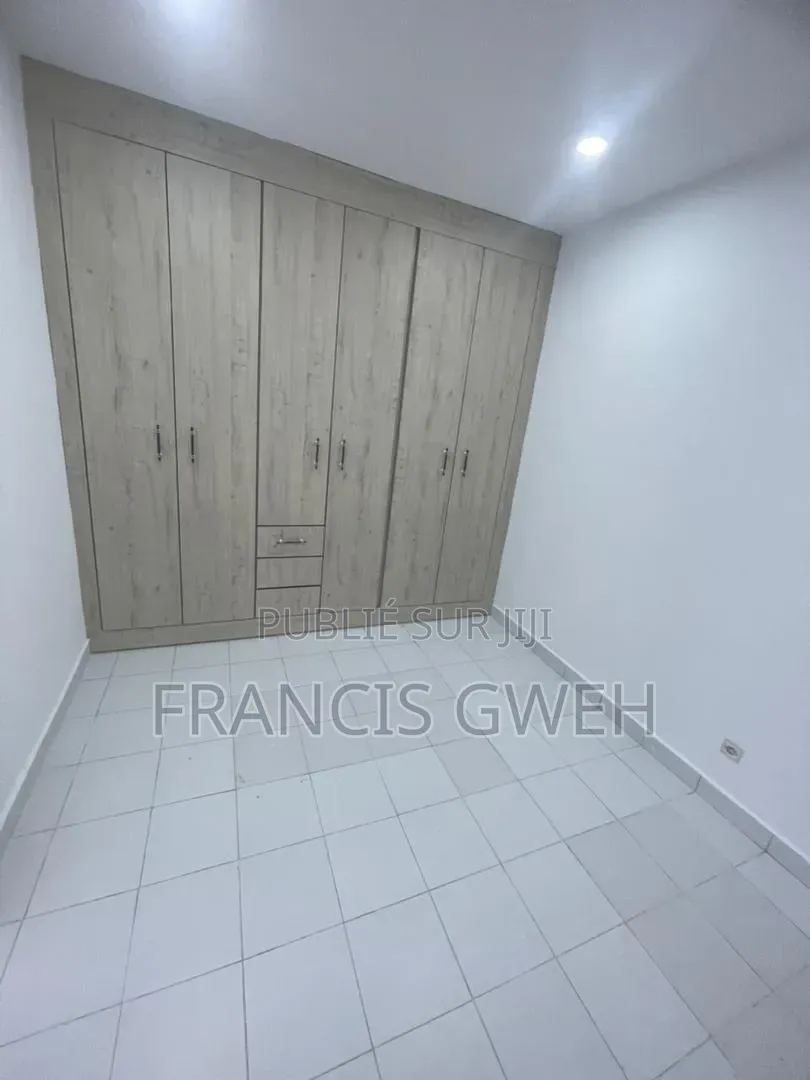 5chbre Duplex dans Francis Gweh, Cocody à Louer