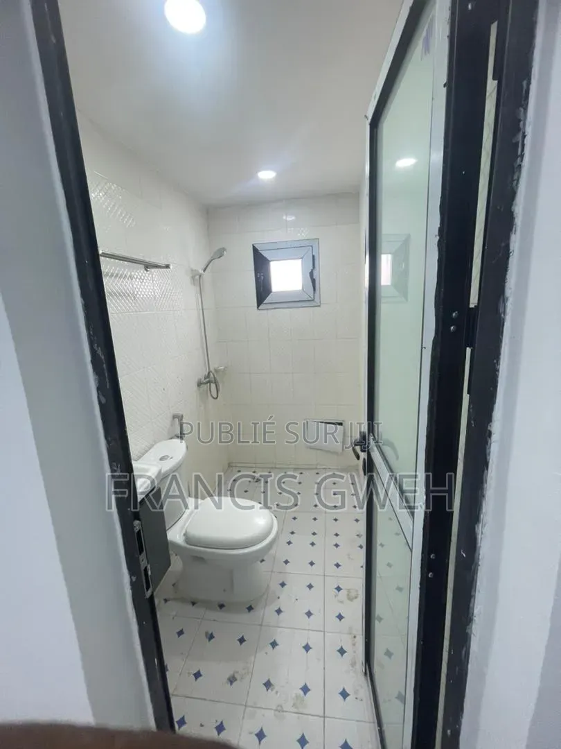 5chbre Duplex dans Francis Gweh, Cocody à Louer