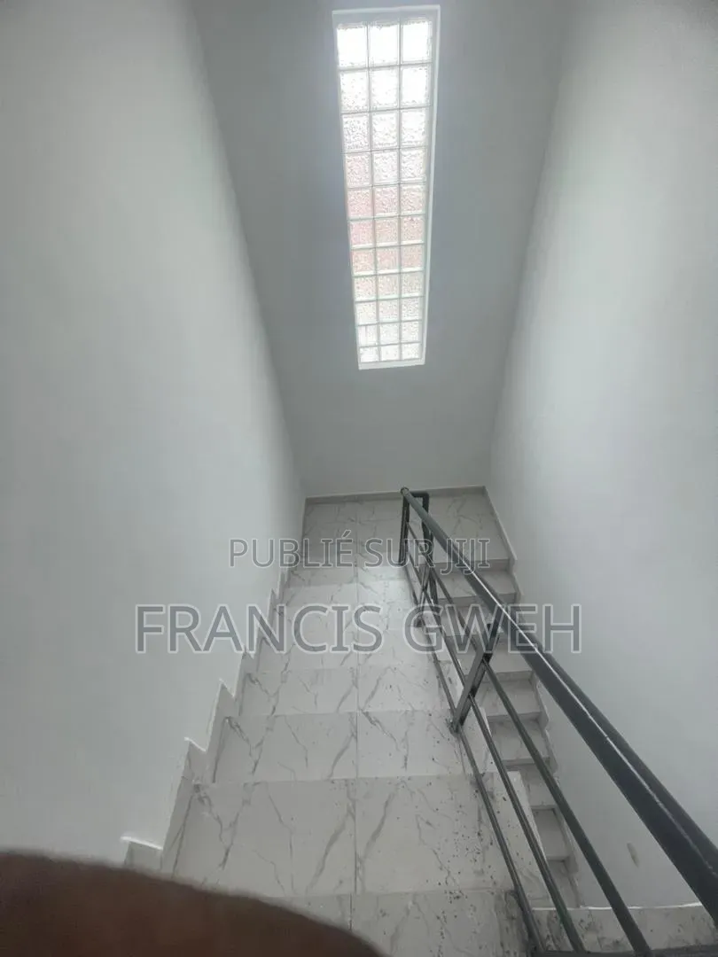 5chbre Duplex dans Francis Gweh, Cocody à Louer