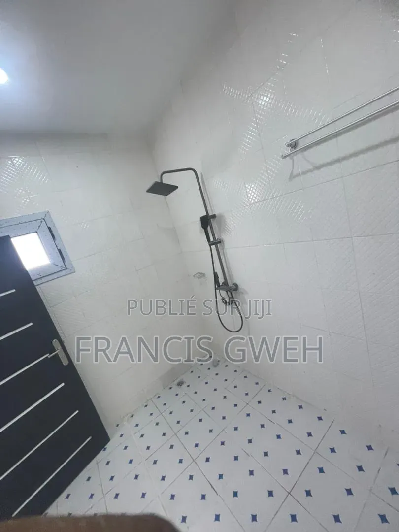 5chbre Duplex dans Francis Gweh, Cocody à Louer