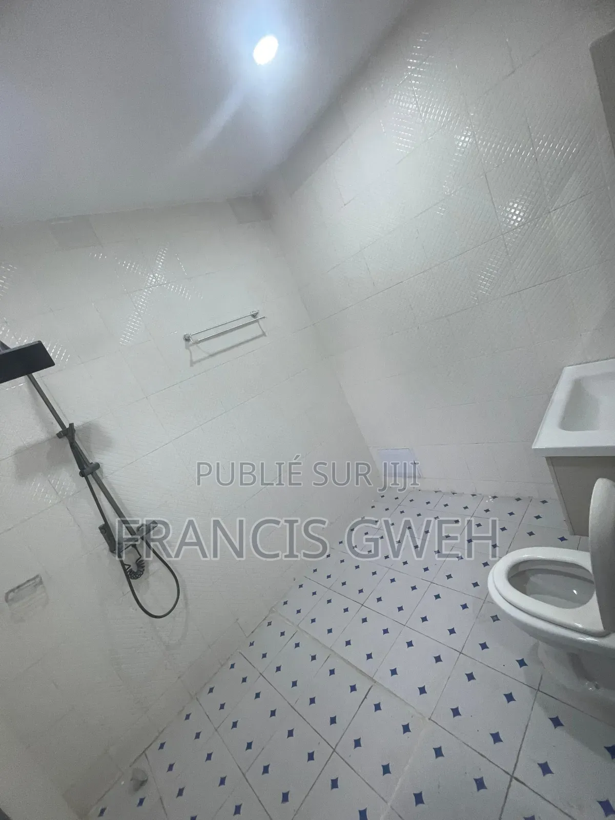 5chbre Duplex dans Francis Gweh, Cocody à Louer