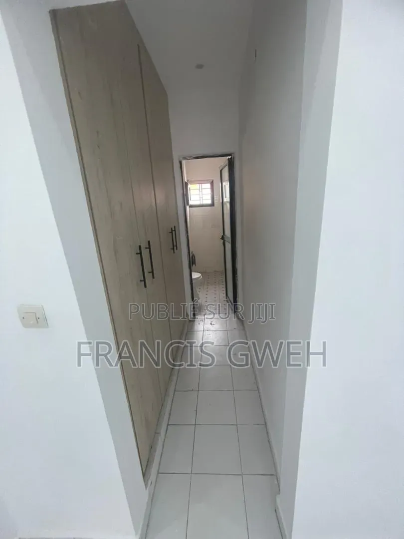 5chbre Duplex dans Francis Gweh, Cocody à Louer
