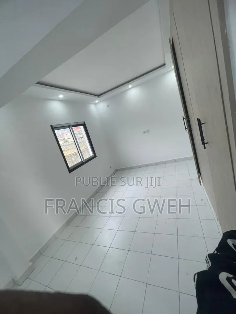 5chbre Duplex dans Francis Gweh, Cocody à Louer