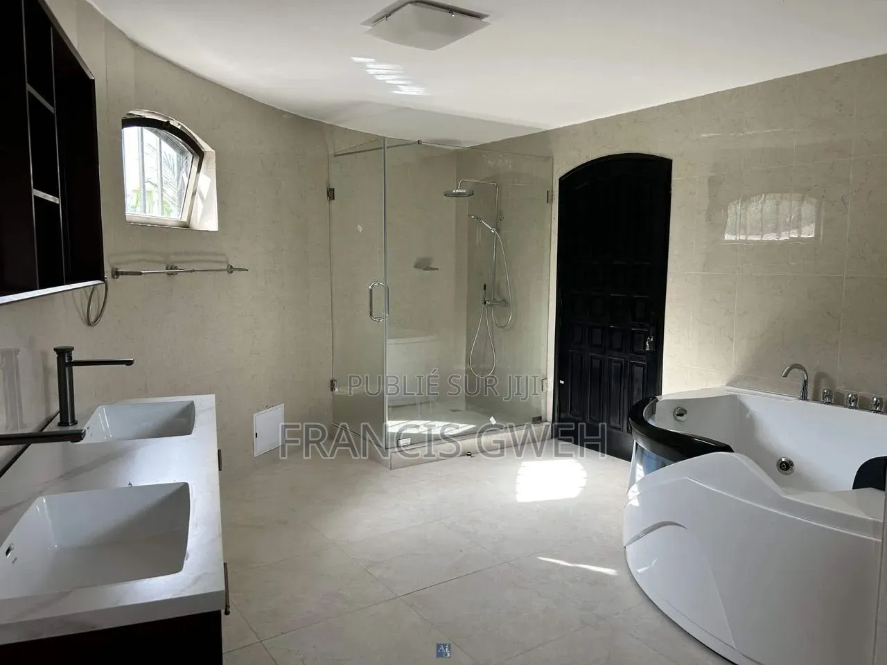 5chbre Duplex dans Francis Gweh, Cocody à Louer