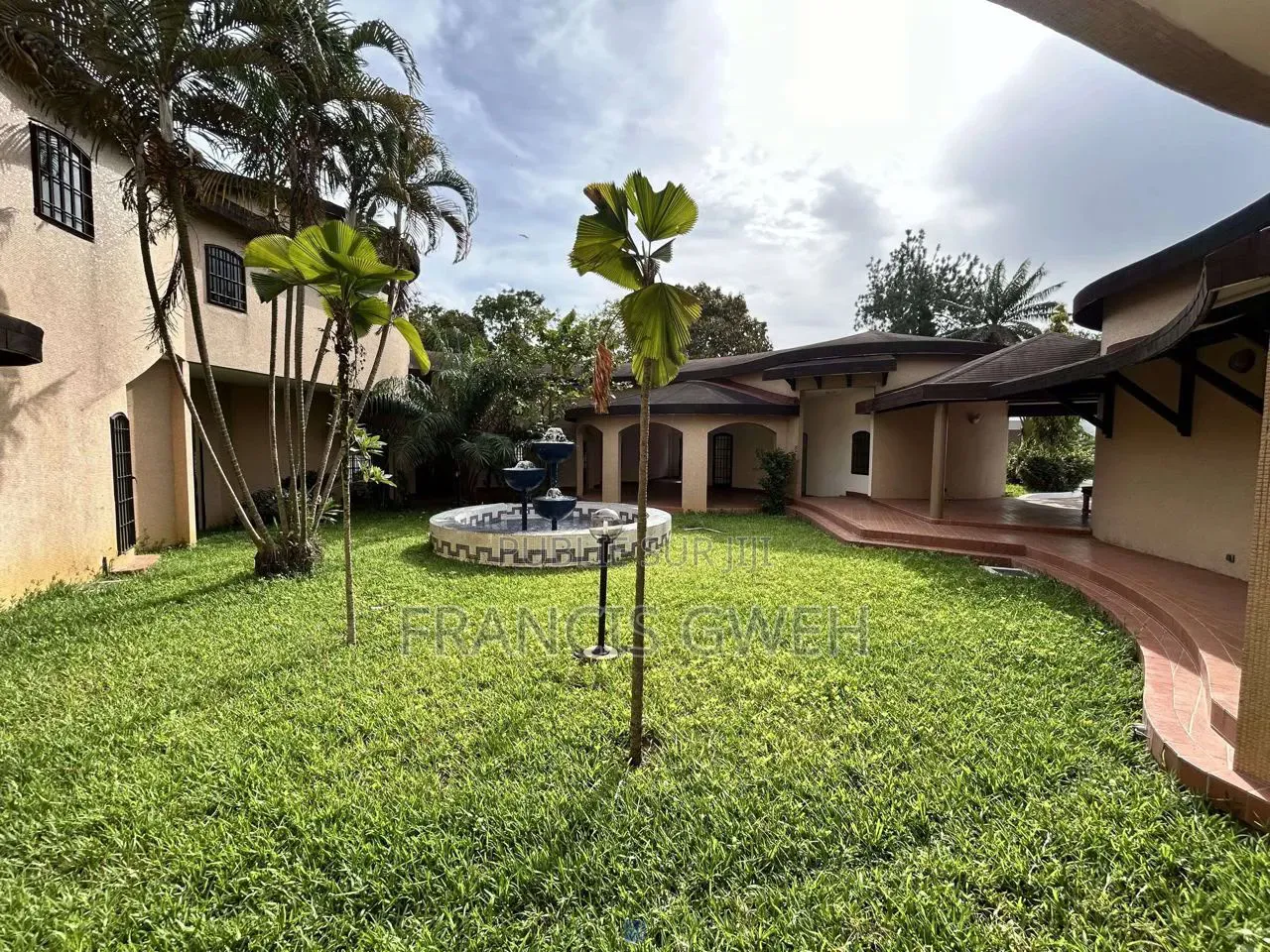 5chbre Duplex dans Francis Gweh, Cocody à Louer