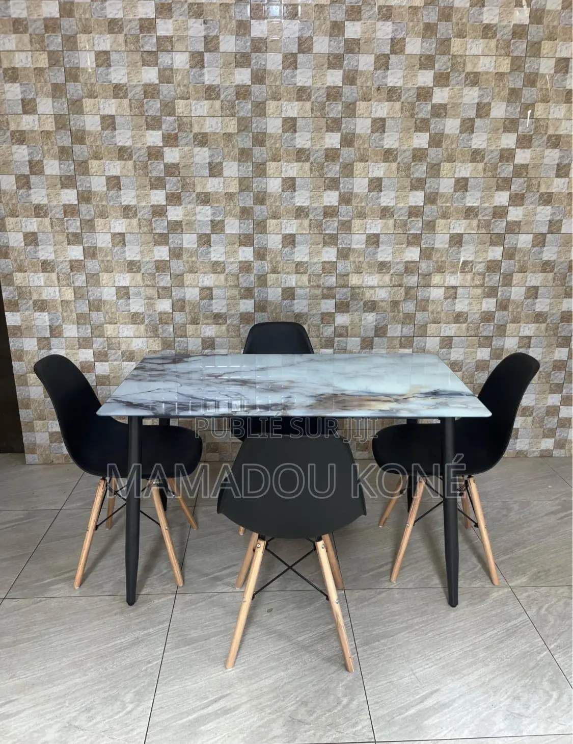 Table À Manger Plus 04 Chaises Importé