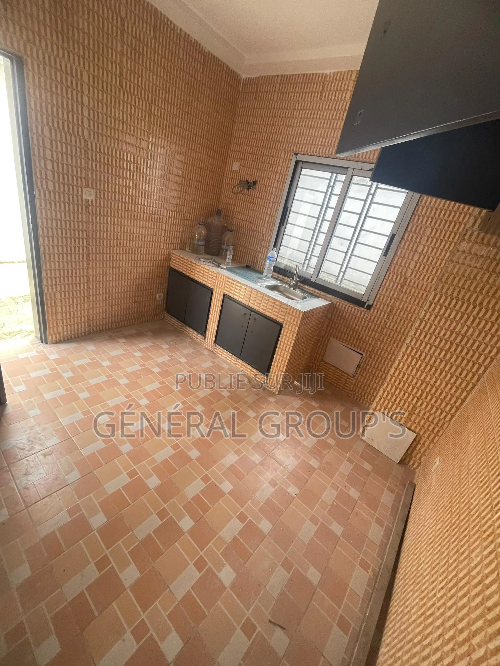 5chbre Villa dans Boga Hugues, Cocody à Louer