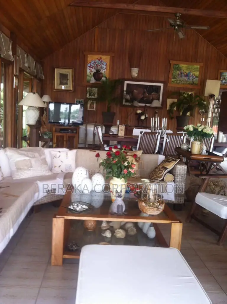 Île-Boulay Une Superficie De 7900 M2 + Une Auberge De 4 Pièces