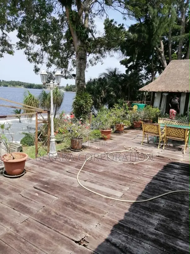 Île-Boulay Une Superficie De 7900 M2 + Une Auberge De 4 Pièces