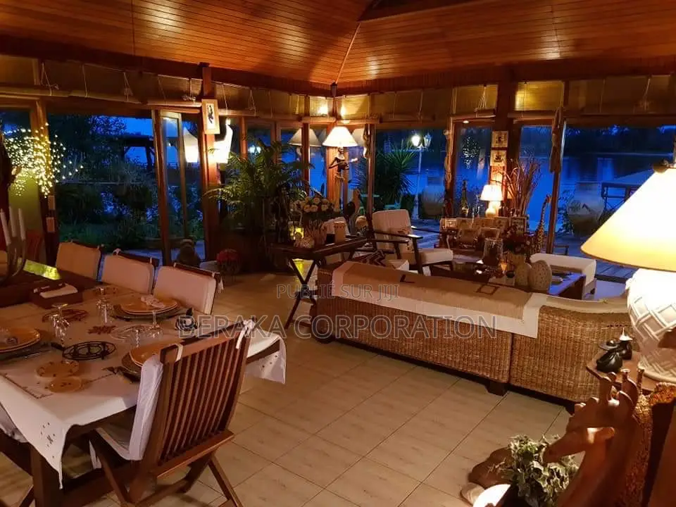 Île-Boulay Une Superficie De 7900 M2 + Une Auberge De 4 Pièces