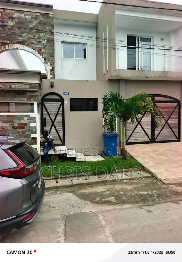 3chbre Duplex dans Achy, Cocody à Louer
