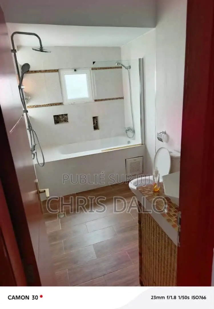 3chbre Duplex dans Achy, Cocody à Louer