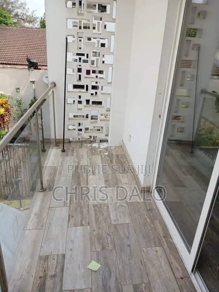 3chbre Duplex dans Achy, Cocody à Louer