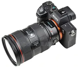 Sony Alpha Avec l'Objectif Sony Fe 90mm F/2 .8 Marco G Oss
