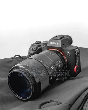 Sony Alpha Avec l'Objectif Sony Fe 90mm F/2 .8 Marco G Oss
