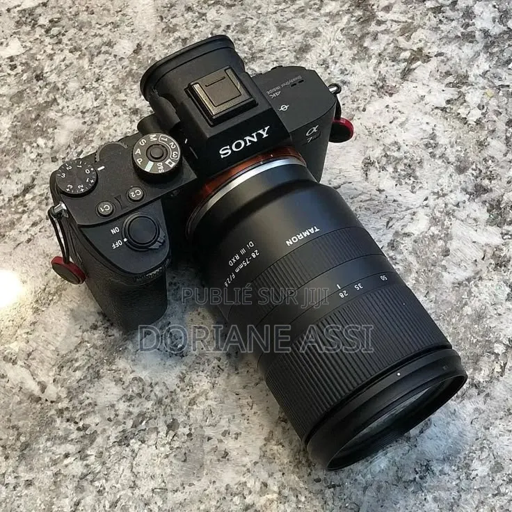 Sony Alpha Avec l'Objectif Sony Fe 90mm F/2 .8 Marco G Oss