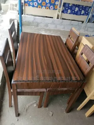 C'est d'Une Table À Manger