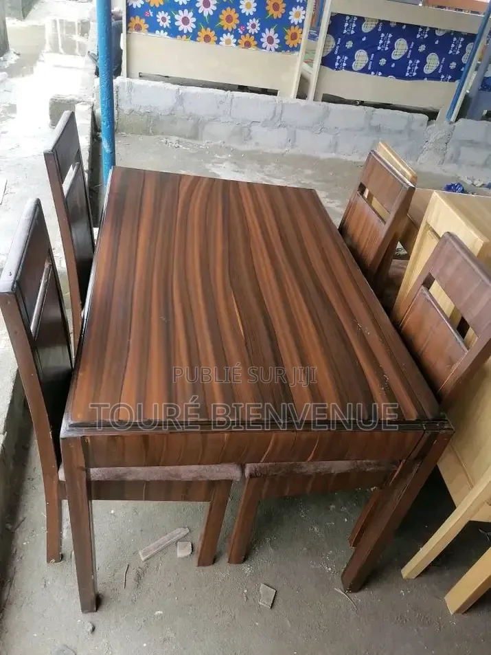 C'est d'Une Table À Manger