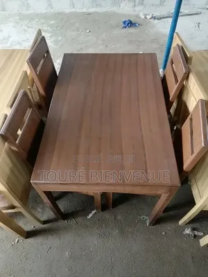 C'est d'Une Table À Manger