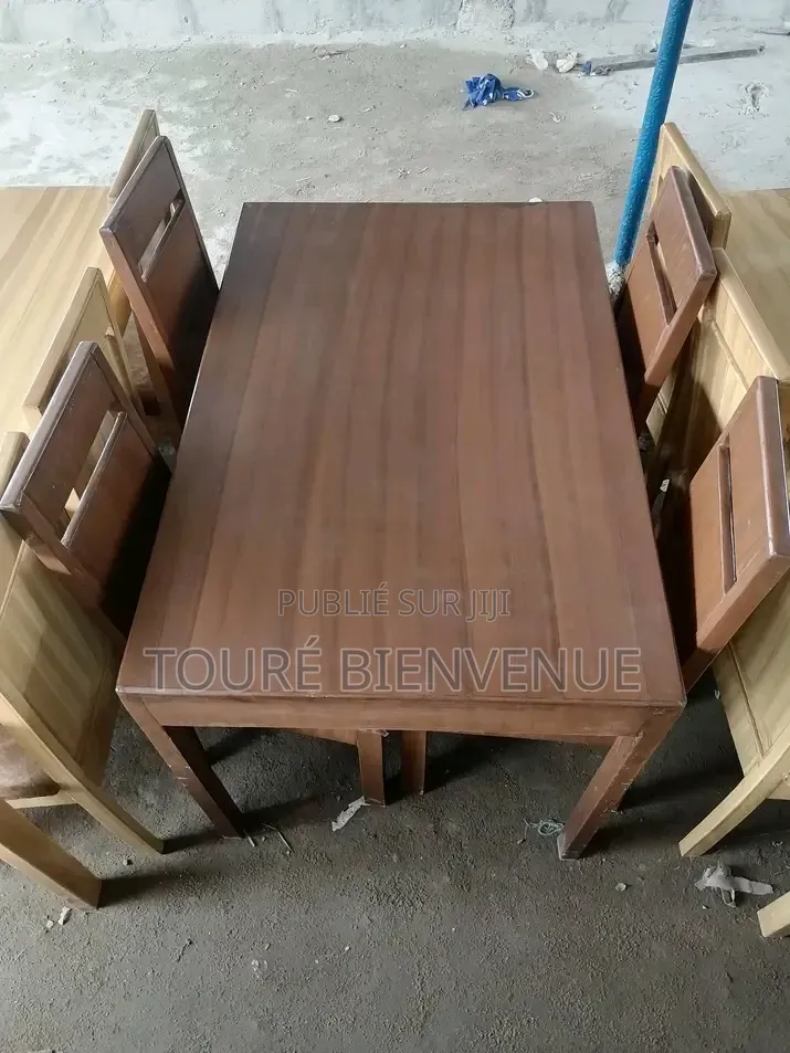 C'est d'Une Table À Manger