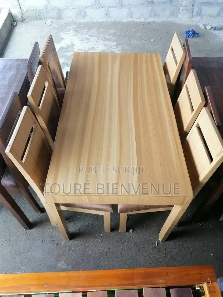C'est d'Une Table À Manger