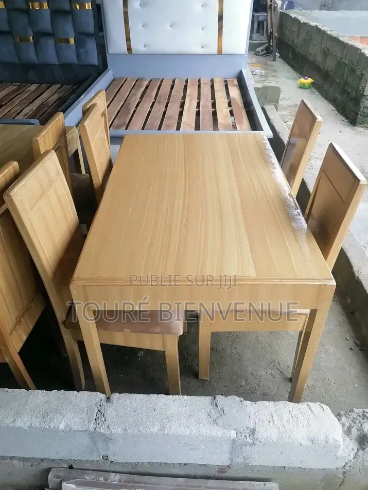 C'est d'Une Table À Manger