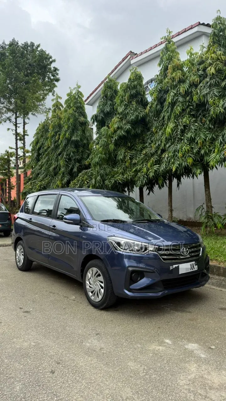Toyota Rumion 2024 Bleu