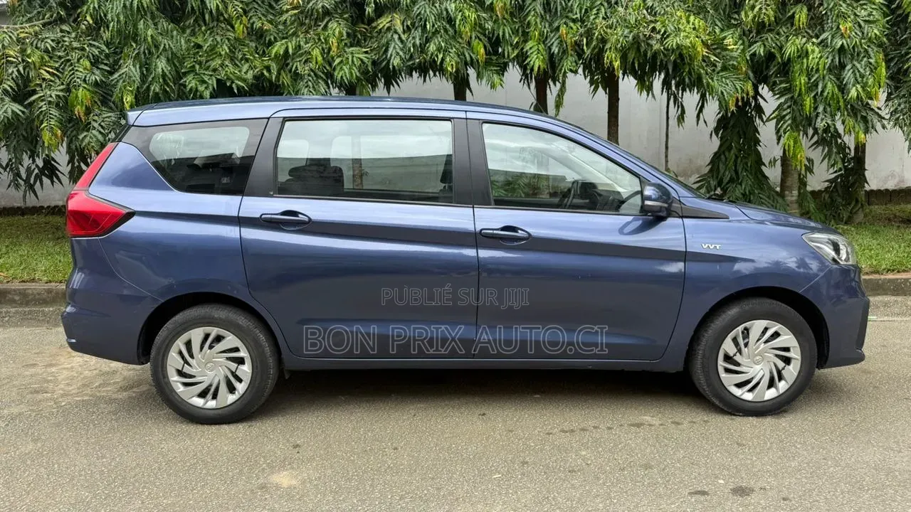 Toyota Rumion 2024 Bleu
