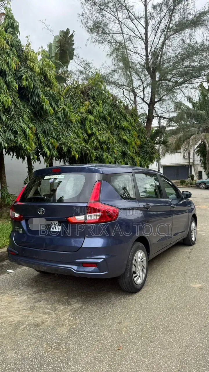 Toyota Rumion 2024 Bleu