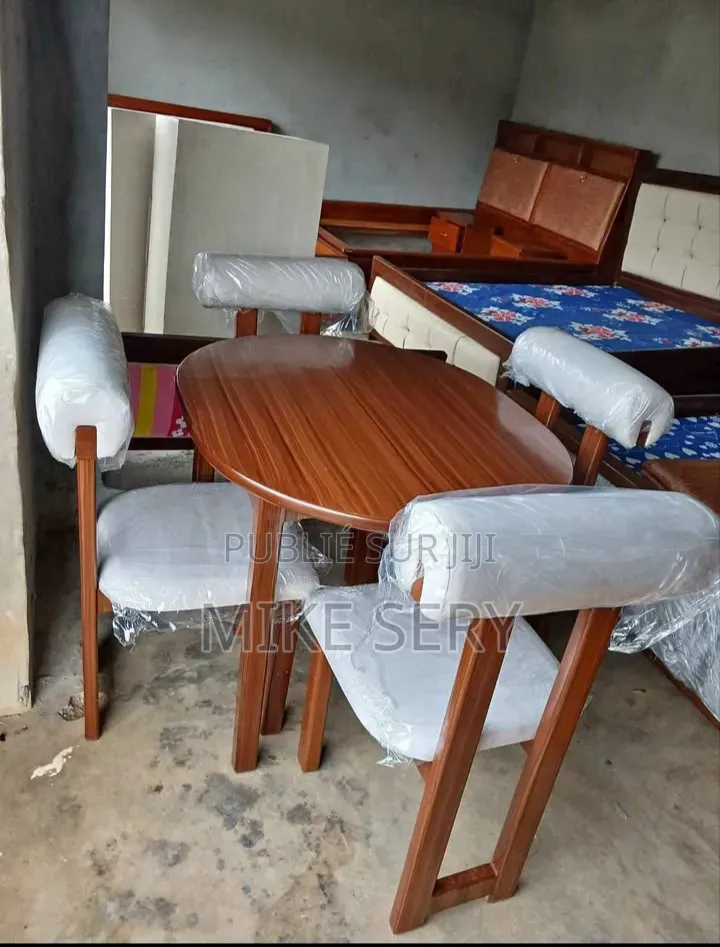 Table Plus 4 Chaise