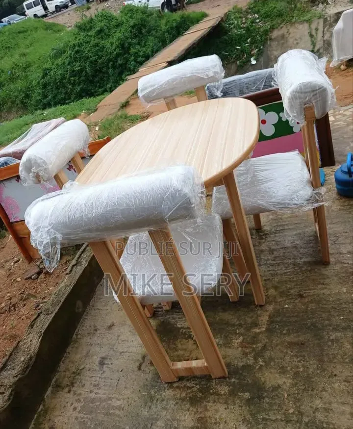 Table Plus 4 Chaise