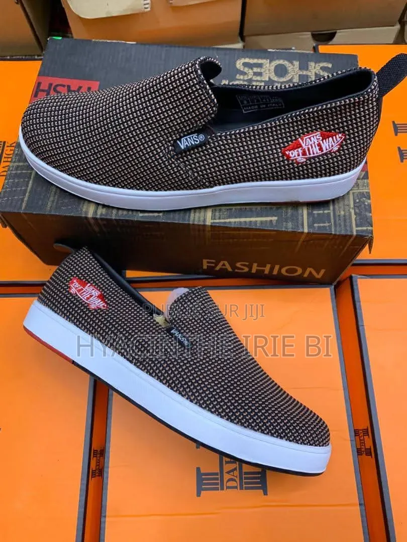 Lacoste Disponible P40-45 
Prix:18.000fcfa