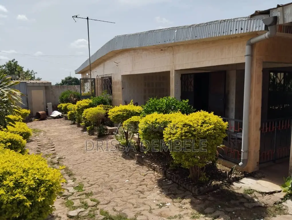 4chbre Villa dans Korhogo à Vendre