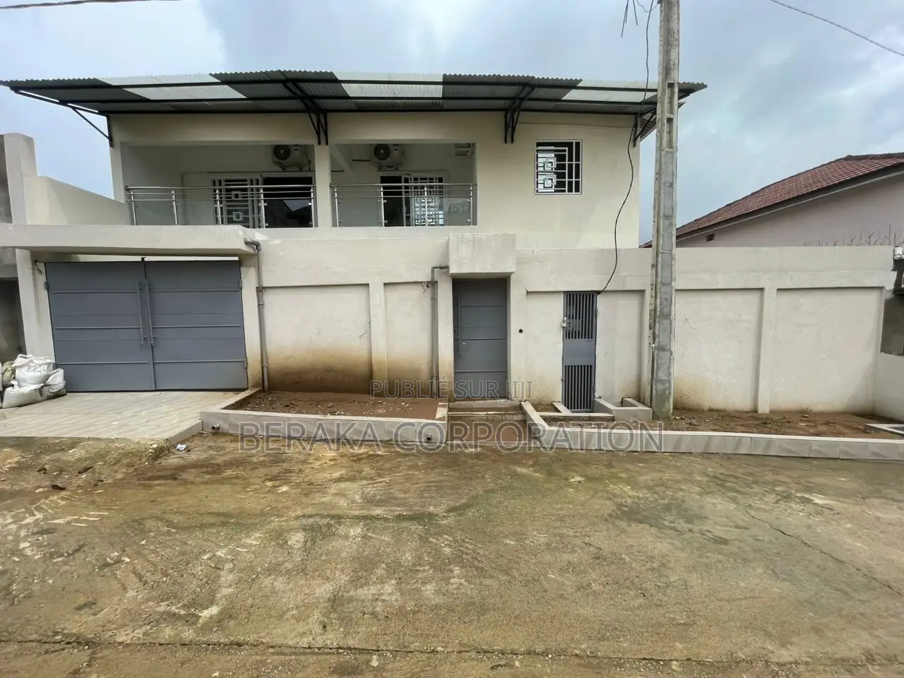 4chbre Duplex dans Beraka Corporation, Cocody à Louer