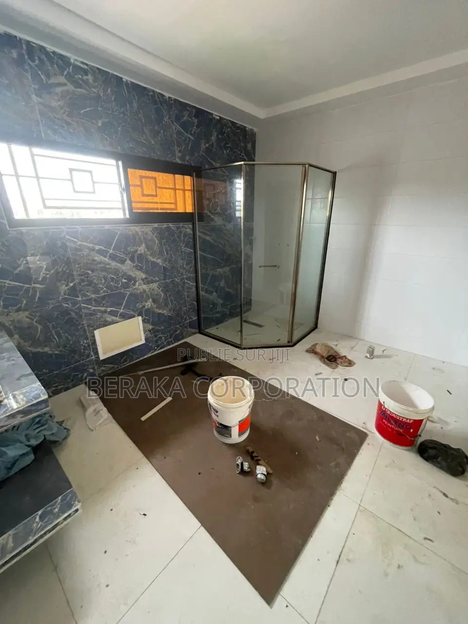 4chbre Duplex dans Beraka Corporation, Cocody à Louer
