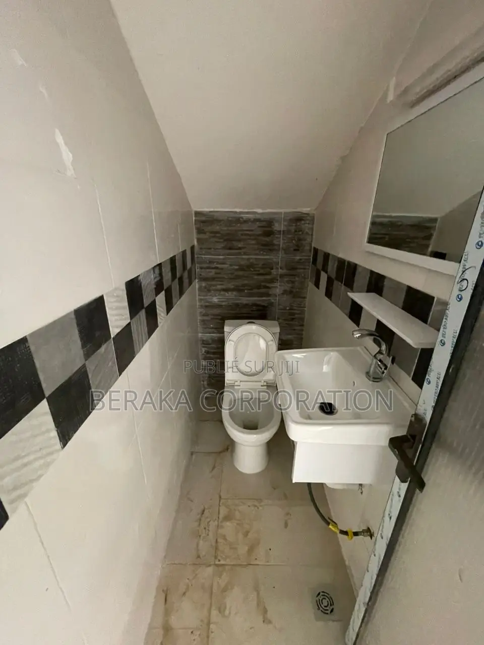 4chbre Duplex dans Beraka Corporation, Cocody à Louer