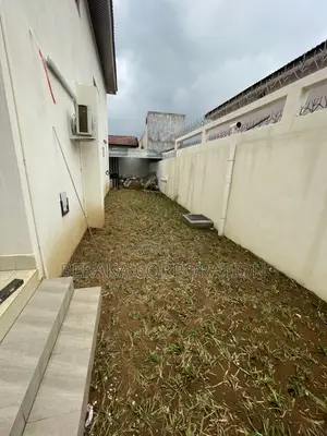 4chbre Duplex dans Beraka Corporation, Cocody à Louer