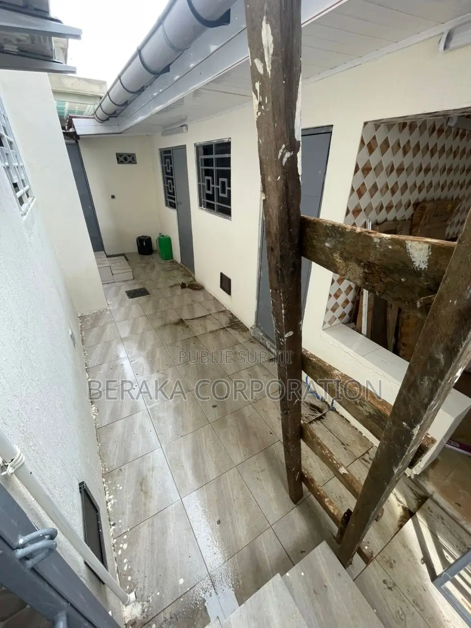 4chbre Duplex dans Beraka Corporation, Cocody à Louer
