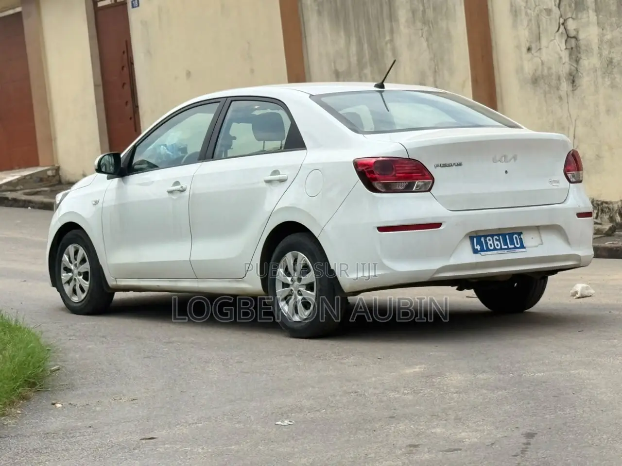 Kia Pegas 2022 Gris