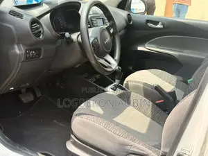 Kia Pegas 2022 Gris