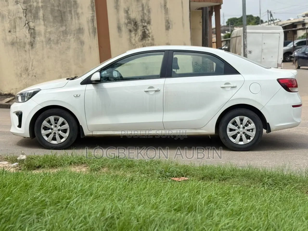 Kia Pegas 2022 Gris