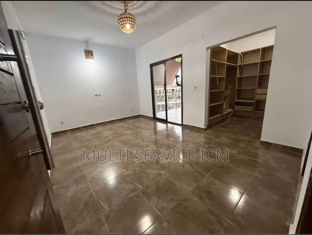 Meublé 2chbre Appartement dans Ismaël Coulibaly, Cocody à Vendre