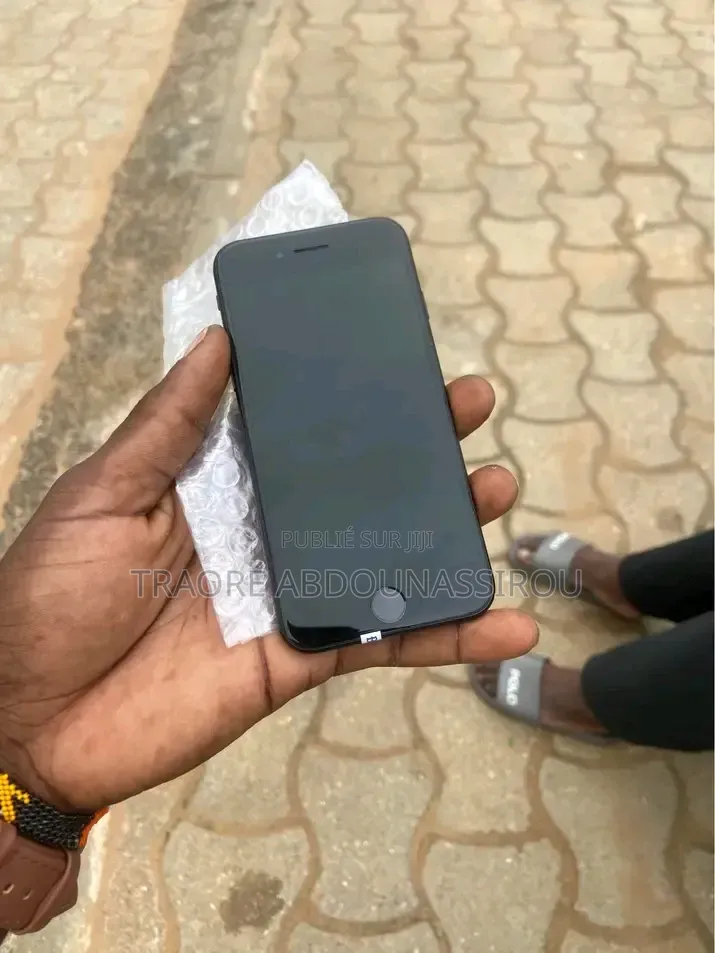 Nouveau Apple iPhone SE 128 GB Noir
